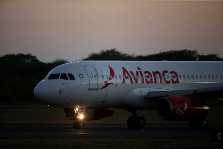 Avianca es cada vez menos puntual: informe de 2024 revela por qué la aerolínea bajó de categoría