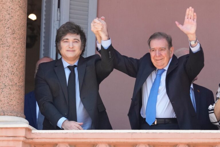 El dictador Maduro atacó a Milei y lo acusó de encabezar la ofensiva internacional para impedir su jura ilegal El dictador Maduro atacó a Milei y lo acusó de encabezar la ofensiva internacional para impedir su jura ilegal