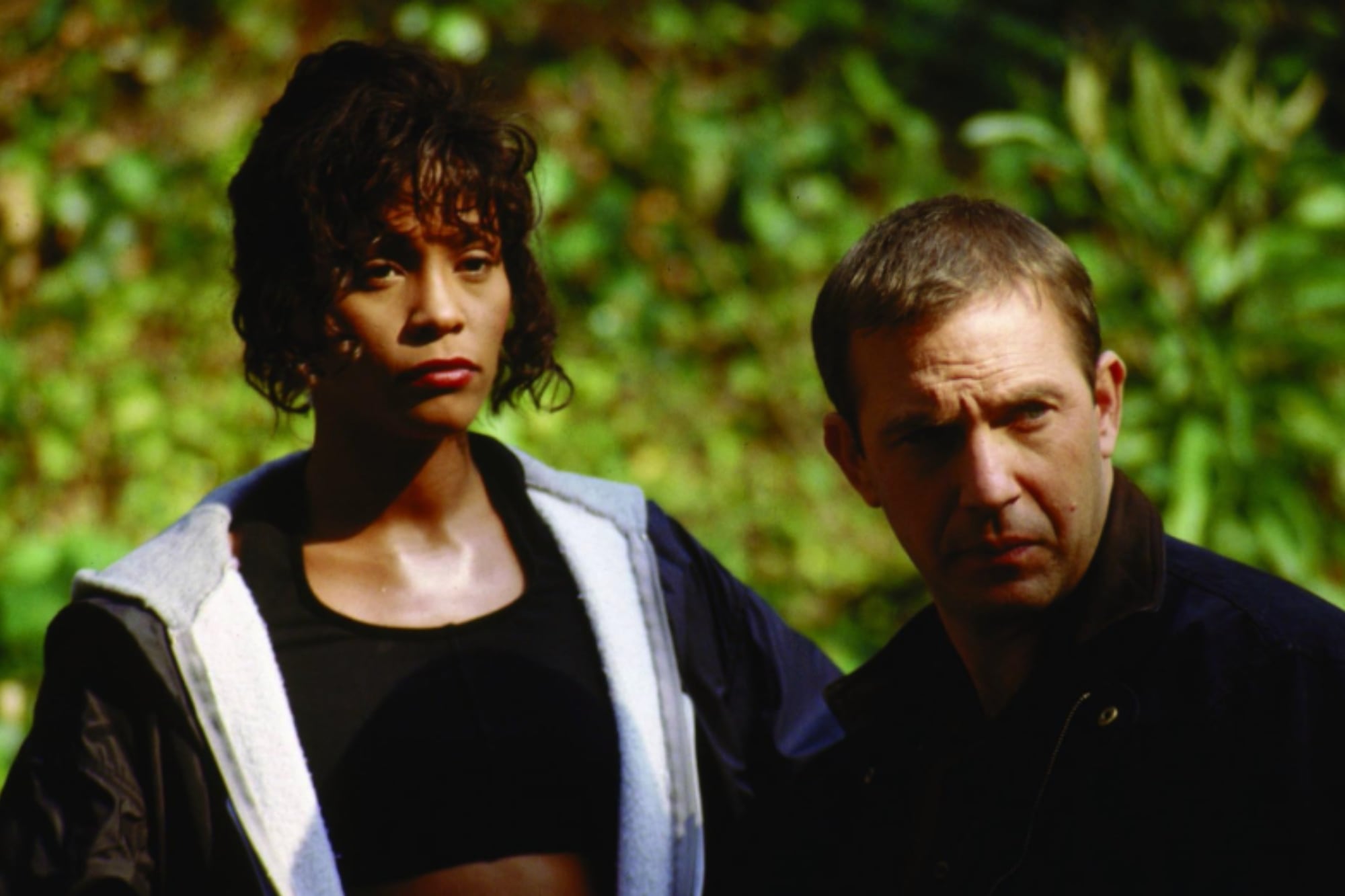 La historia de amor secreta entre Whitney Houston y su guardaespaldas que habría inspirado la icónica película