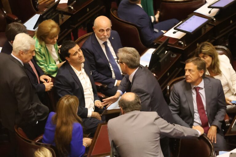 Los senadores cobrarán $9,5 millones de sueldo bruto y sube la tensión entre el Gobierno y Victoria Villarruel Los senadores cobrarán $9,5 millones de sueldo bruto y sube la tensión entre el Gobierno y Victoria Villarruel