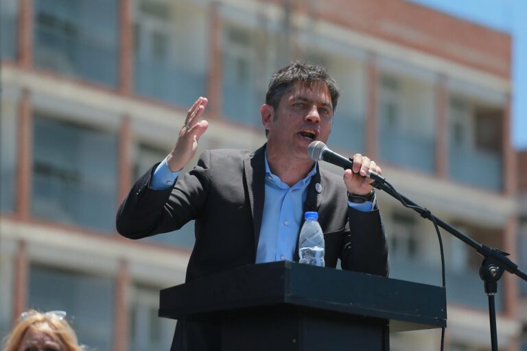Otro round contra Kicillof: Montenegro presentó una denuncia penal para desalojar la feria en la rambla de Mar del Plata