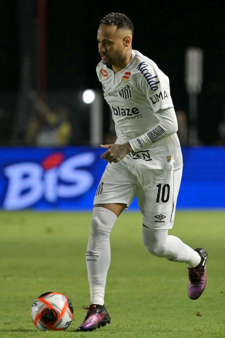 Ovacionado y en el día de su cumpleaños, Neymar volvió al Santos después de 12 años Ovacionado y en el día de su cumpleaños, Neymar volvió al Santos después de 12 años