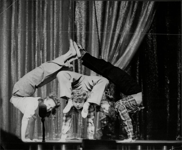 El asombroso musical de tres hermanas cantantes y contorsionistas que revivió en las redes 80 años después de su estreno