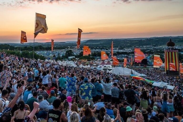 Glastonbury 2025 revela su lineup: Neil Young, The 1975, Olivia Rodrigo y más