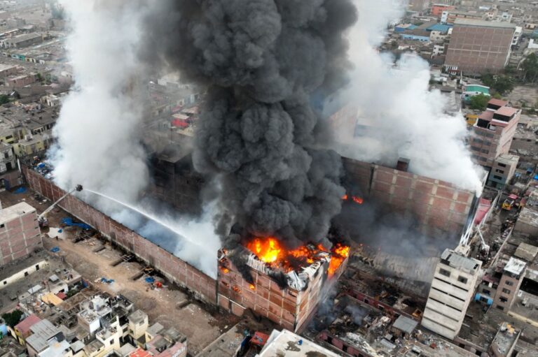 Incendio en el centro de Lima: cinco claves para entender por qué continúa la emergencia