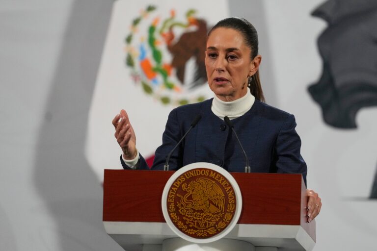 Trump anuncia una tregua comercial con México y Canadá, pero no logra frenar el derrumbe de los mercados
