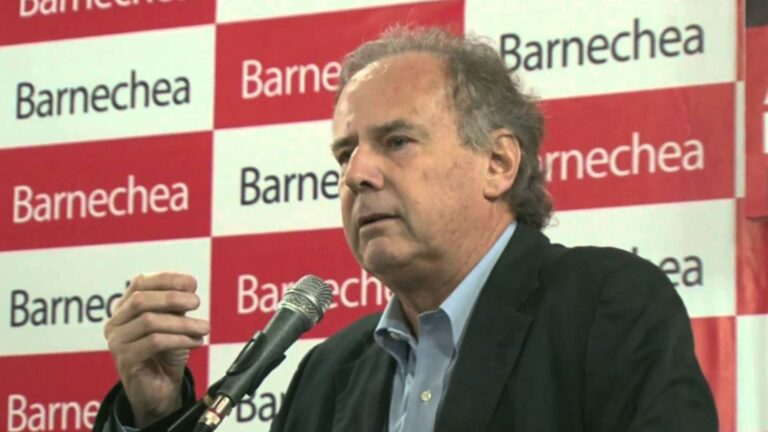 Alfredo Barnechea anunció su precandidatura presidencial: “Me voy a comer en esta campaña todos los chicharrones que se te ocurran” Alfredo Barnechea anunció su precandidatura presidencial: “Me voy a comer en esta campaña todos los chicharrones que se te ocurran”