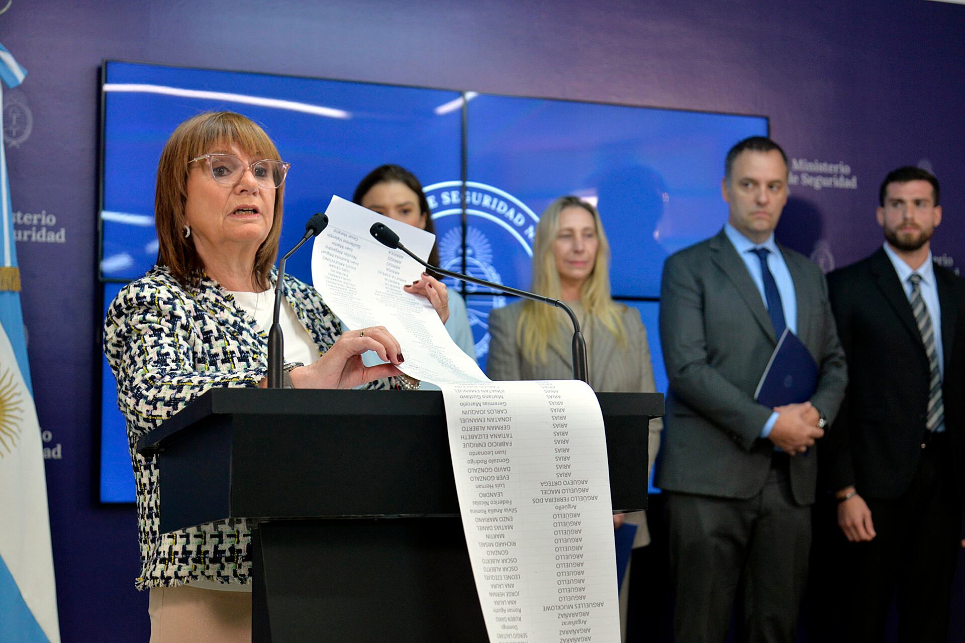 El Gobierno anunció su reforma migratoria, que incluirá más requisitos para la residencia a extranjeros y deportación exprés