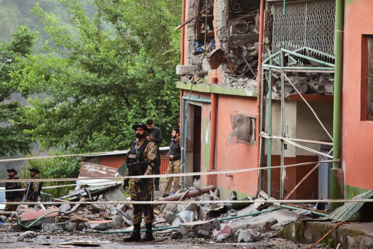 La India denunció la muerte de al menos diez civiles por ataques de artillería de Pakistán La India denunció la muerte de al menos diez civiles por ataques de artillería de Pakistán