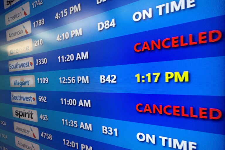 Más de mil vuelos han sido cancelados en todo Estados Unidos por tormentas e inundaciones