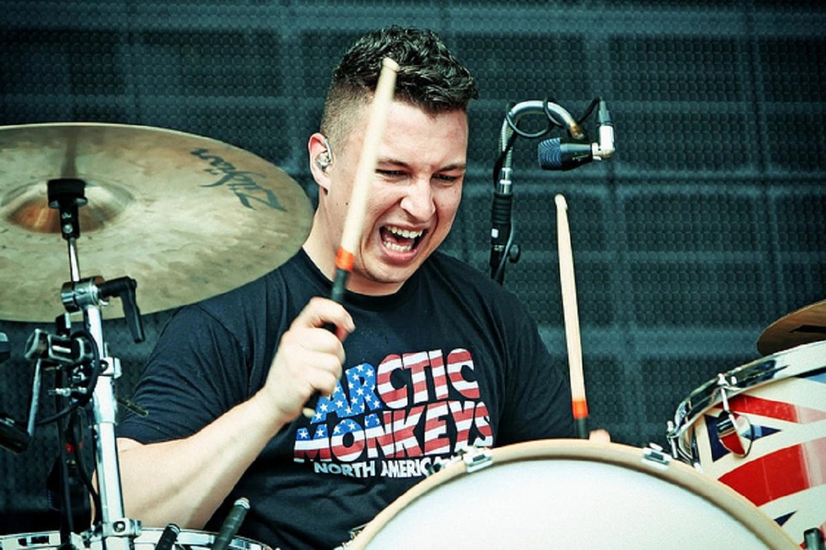 Matt Helders explica cómo tocar la batería en «R U Mine?» de Arctic Monkeys: El video