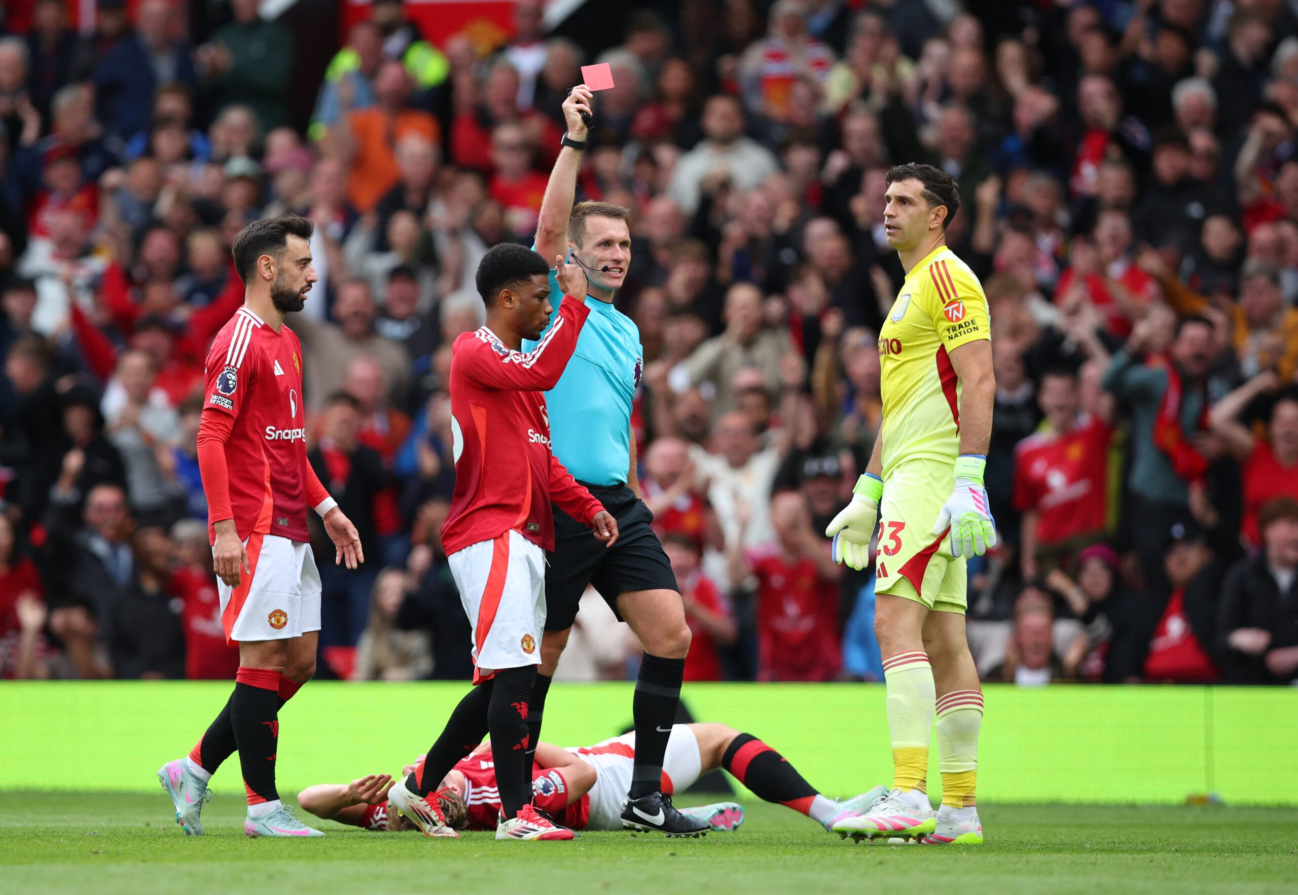 Topetazo como último hombre: así fue la expulsión a Dibu Martínez en el choque entre Aston Villa y Manchester United
