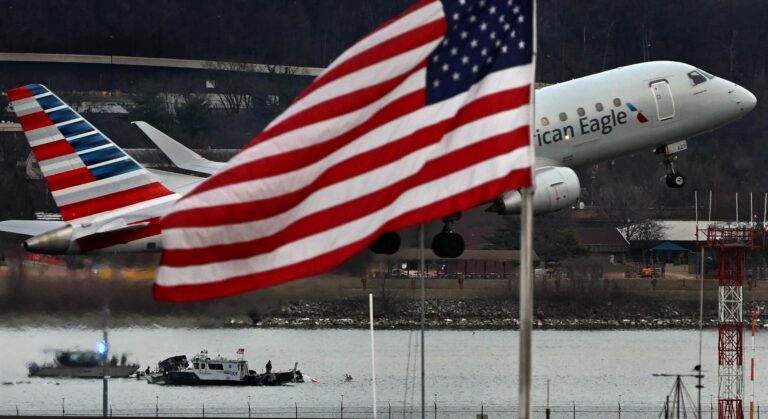 Trump apunta al helicóptero Black Hawk por el siniestro de Washington D.C.: «Volaba demasiado alto» Trump apunta al helicóptero Black Hawk por el siniestro de Washington D.C.: «Volaba demasiado alto»
