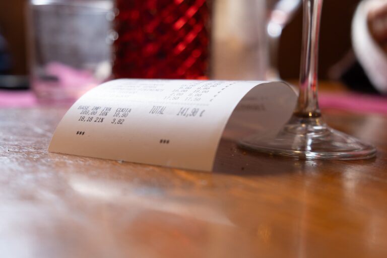 Un abogado encuentra una ilegalidad en su ticket tras comer en un restaurante y avisa: “Esto no se puede hacer, es ilegal” Un abogado encuentra una ilegalidad en su ticket tras comer en un restaurante y avisa: “Esto no se puede hacer, es ilegal”