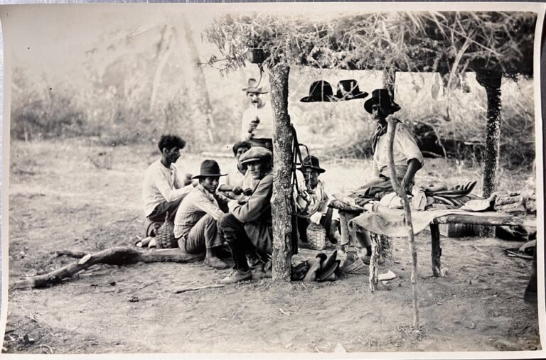 Una caja en un volquete, un álbum perdido en la Patagonia y un increíble archivo que reconstruye la historia colectiva del país Una caja en un volquete, un álbum perdido en la Patagonia y un increíble archivo que reconstruye la historia colectiva del país