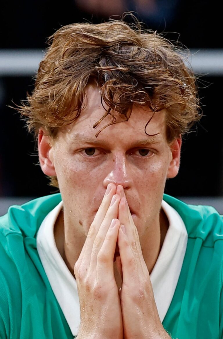 La desgarradora imagen de Sinner tras la final de Roland Garros que se le escurrió de las manos La desgarradora imagen de Sinner tras la final de Roland Garros que se le escurrió de las manos