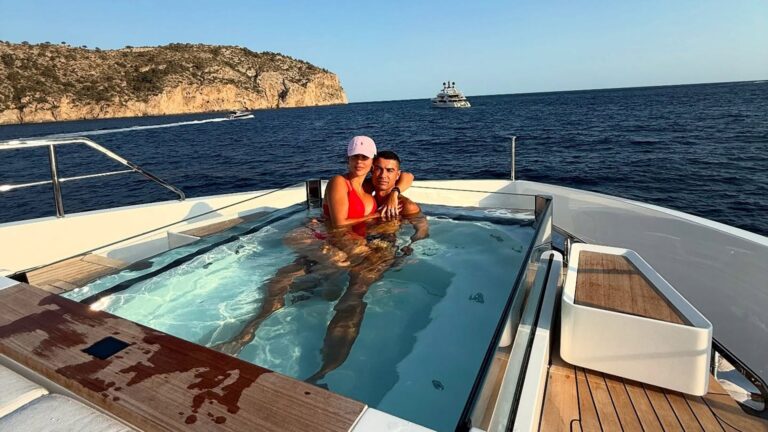 El álbum de vacaciones de Cristiano Ronaldo y Georgina Rodríguez en un lujoso barco: el anillo que disparó los rumores de casamiento El álbum de vacaciones de Cristiano Ronaldo y Georgina Rodríguez en un lujoso barco: el anillo que disparó los rumores de casamiento