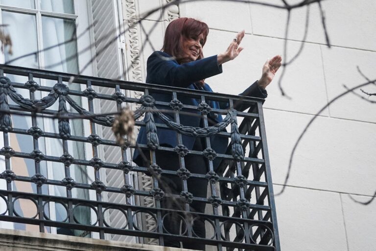 La Justicia ratificó que Cristina Kirchner deberá seguir usando tobillera electrónica y respetar el régimen de visitas La Justicia ratificó que Cristina Kirchner deberá seguir usando tobillera electrónica y respetar el régimen de visitas