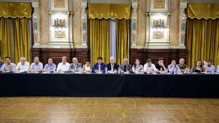 Los intendentes peronistas definirán las listas en sus municipios, pero deberán incluir a todos los sectores Los intendentes peronistas definirán las listas en sus municipios, pero deberán incluir a todos los sectores