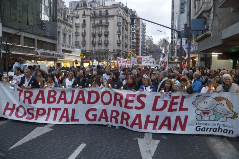 Los trabajadores del Hospital Garrahan realizan una “marcha de velas” en el centro porteño Los trabajadores del Hospital Garrahan realizan una “marcha de velas” en el centro porteño