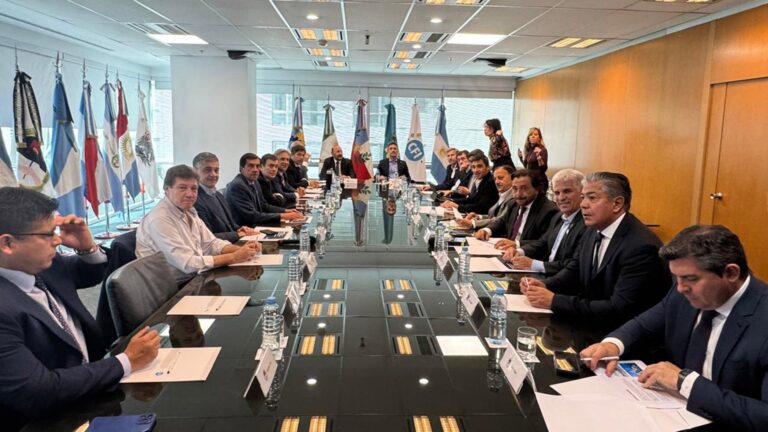 Trepa la tensión entre el Gobierno y los jefes provinciales: sin cita por el 9 de Julio, el foco se corrió al Senado Trepa la tensión entre el Gobierno y los jefes provinciales: sin cita por el 9 de Julio, el foco se corrió al Senado