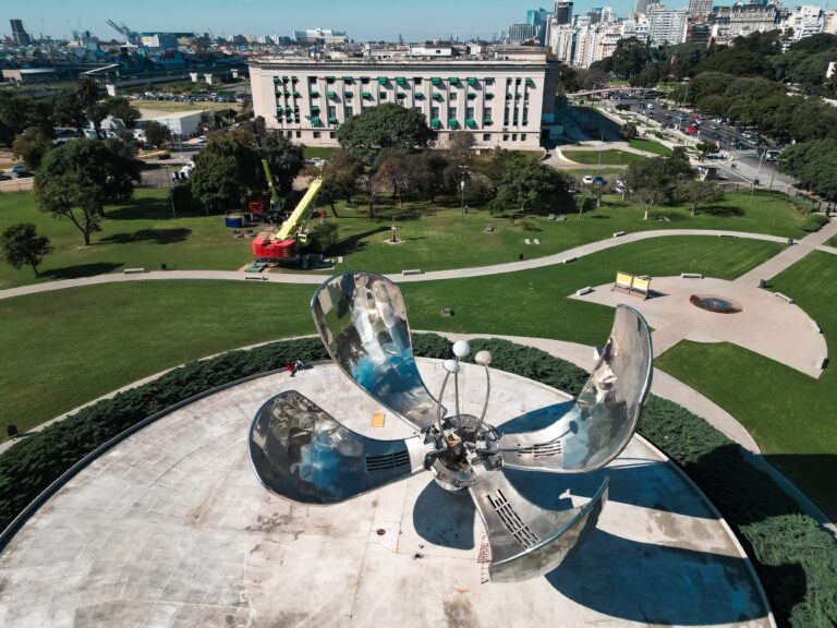 Cómo es el proceso para restaurar la Floralis Genérica, un ícono del patrimonio porteño