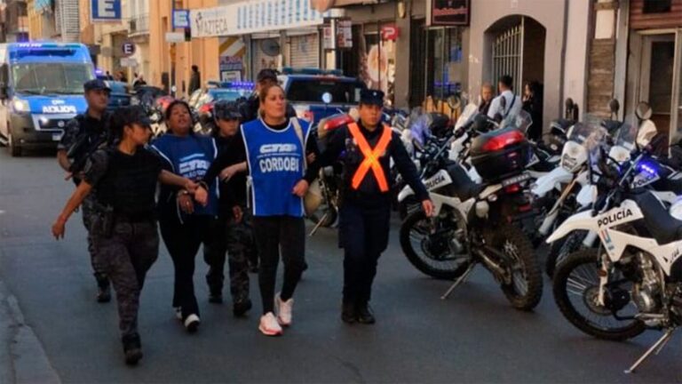 Detuvieron al secretario general de ATE Córdoba y otros 14 sindicalistas que quisieron ingresar por la fuerza a la municipalidad