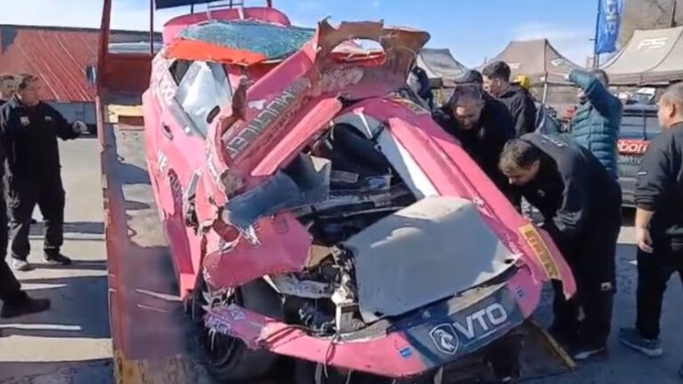 Dramático accidente durante una carrera en General Roca: un auto volcó, dio 10 vueltas y quedó destrozado