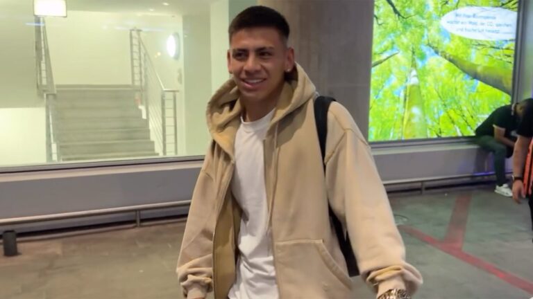 El Diablito Echeverri llegó a Alemania, se hizo la revisión médica y firmará contrato con su nuevo club El Diablito Echeverri llegó a Alemania, se hizo la revisión médica y firmará contrato con su nuevo club