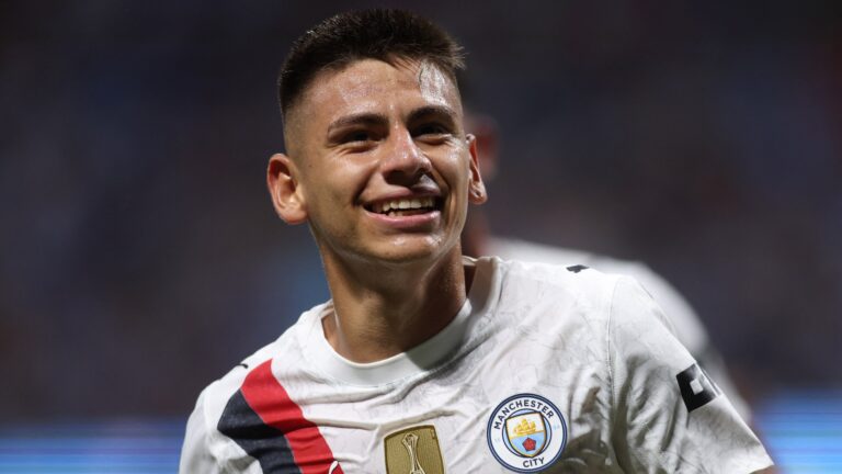 El Diablito Echeverri se irá del Manchester City y jugará con una figura de la selección argentina en otro equipo europeo