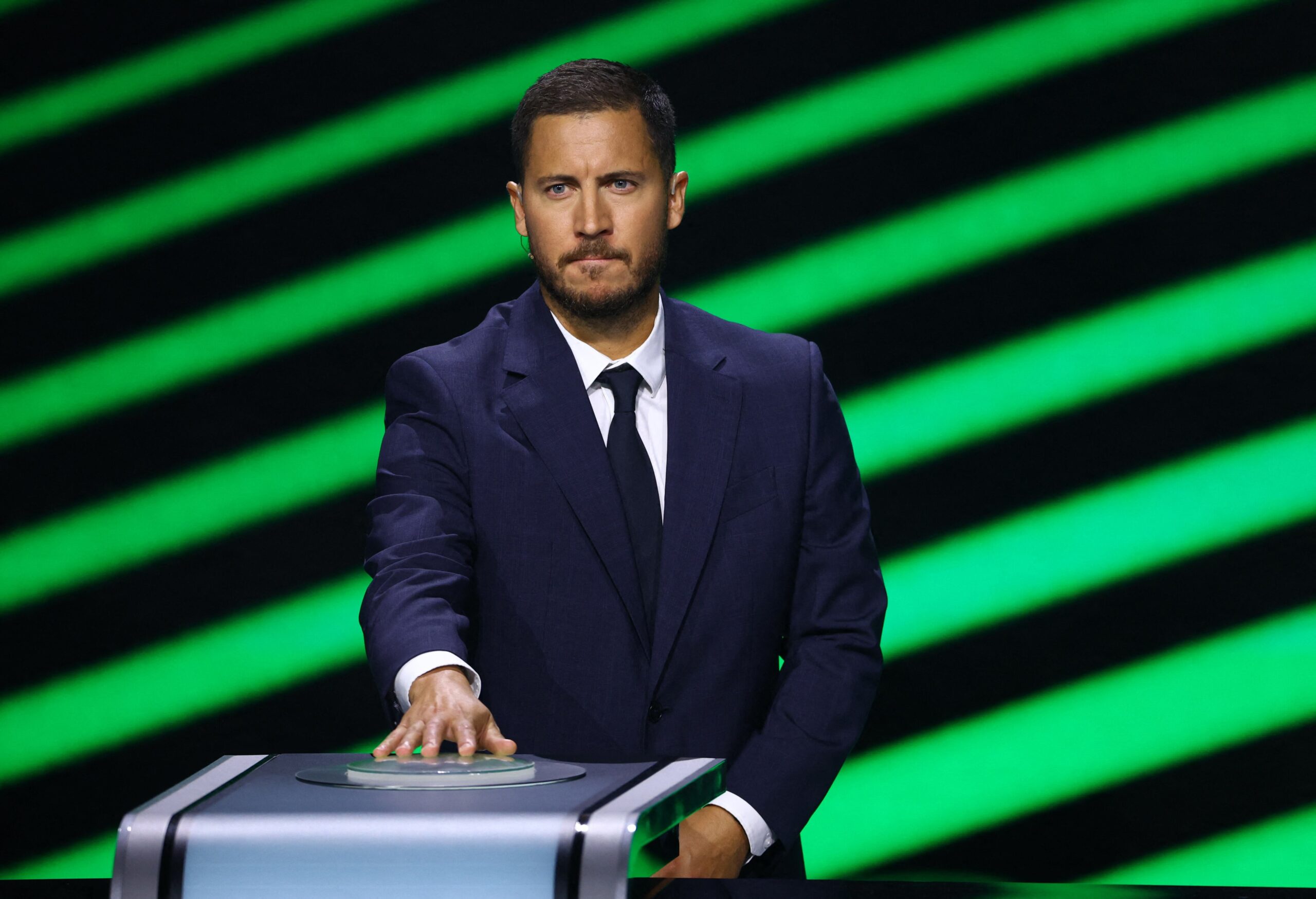 El extraño truco de un mago con las bolillas del sorteo de Europa League y la insólita polémica que se generó