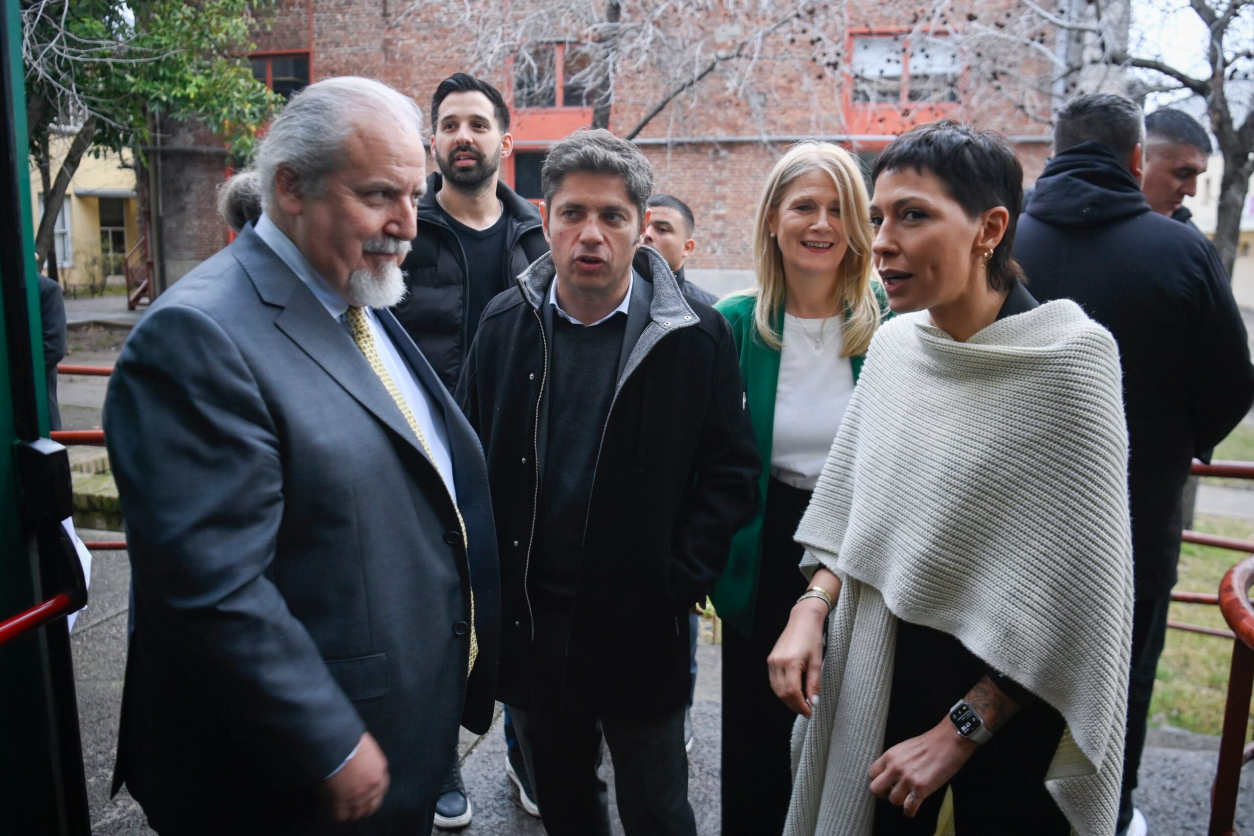 El gobierno bonaerense contestó las críticas de Máximo Kirchner y reavivó la interna en el PJ