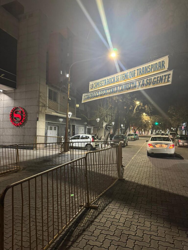 El mensaje para el plantel de Boca Juniors que apareció en la puerta del hotel en Mendoza