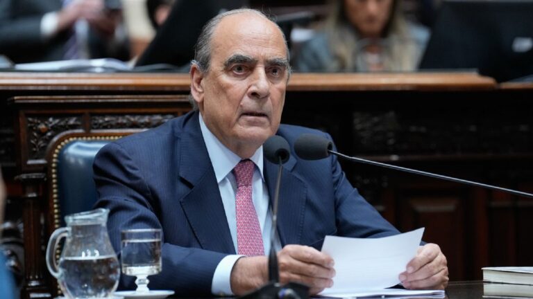 Francos se prepara para responder por las presuntas coimas y el Gobierno busca resolver sus internas
