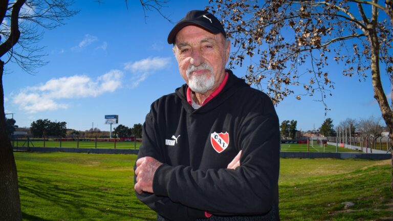 Había dejado el fútbol para ser crupier del casino, pero un llamado de Independiente cambió su vida y se convirtió en una leyenda del deporte