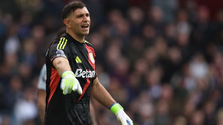 La razón por la que no jugó el Dibu Martínez en Aston Villa en medio de los rumores de una posible salida