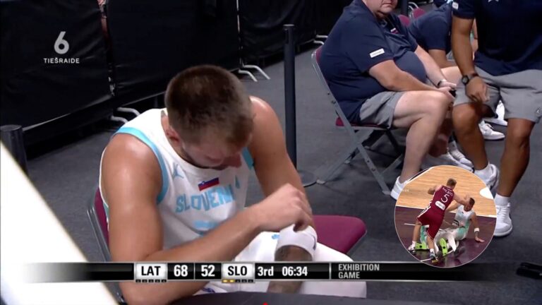 Preocupación por Luka Doncic: un compañero se cayó encima de su rodilla y debió abandonar el partido de su selección