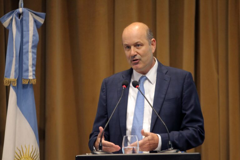 Prorrogaron el plazo para que el Gobierno finalice los contratos con empresas estatales