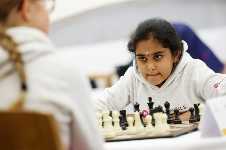 Quién es Bodhana Sivanandan, la niña de 10 años que derrotó a un gran maestro y marcó un hito en el ajedrez femenino