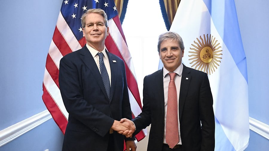 Caputo agradeció al secretario del Tesoro de EEUU, Scott Bessent, el apoyo al Gobierno y prometió: “Vamos con todo”