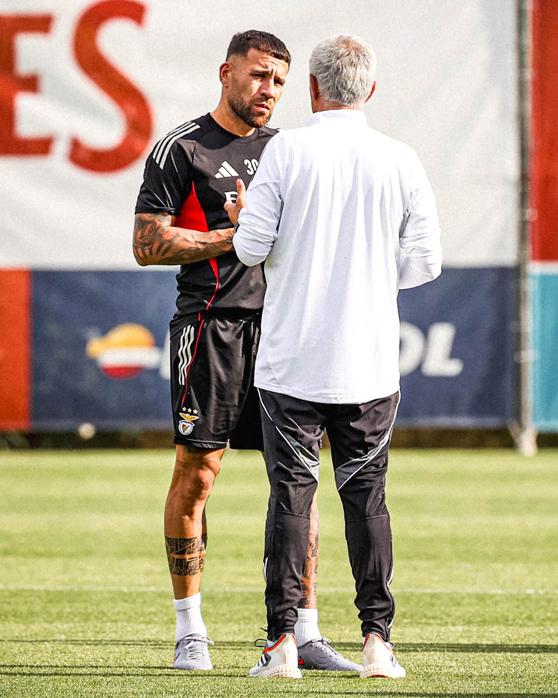 El inusual gesto de José Mourinho con Nicolás Otamendi en pleno discurso sobre el argentino: “Merece que hable en su idioma”