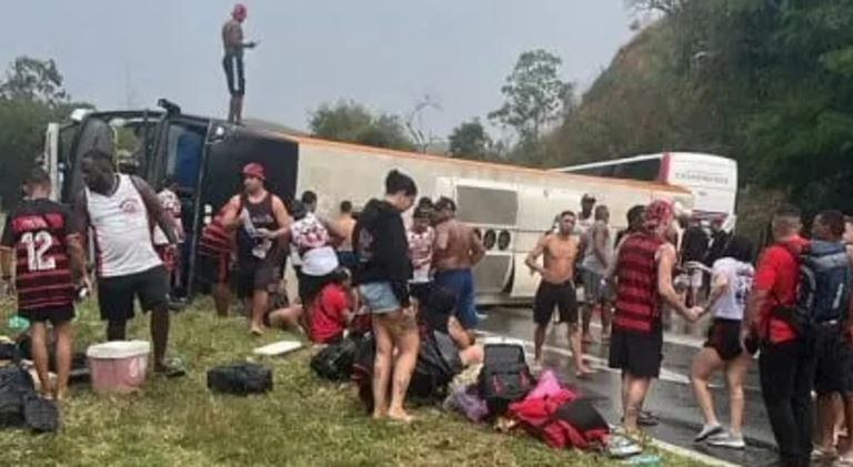 Volcó un micro que trasladaba a hinchas del Flamengo a Buenos Aires y dejó un saldo de 48 heridos: las impactantes imágenes
