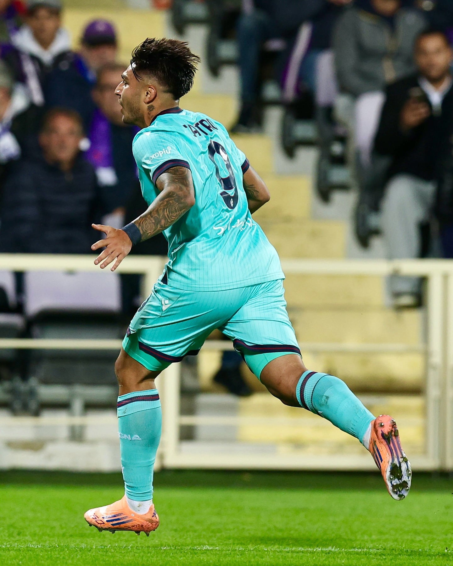 Volea repentina y golazo al ángulo: la perla de Santi Castro en el empate del Bologna 2-2 ante Fiorentina