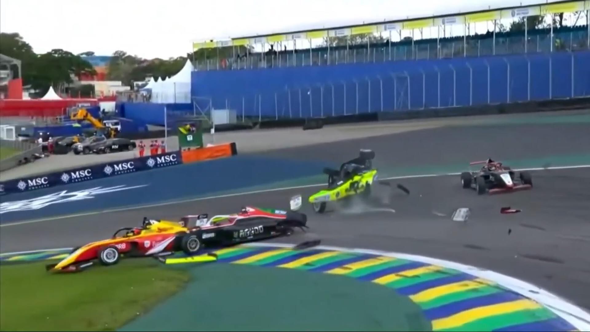 El múltiple accidente durante el fin de semana de la F1 en Brasil: un monoplaza dio una vuelta en el aire y paso por encima de otros dos